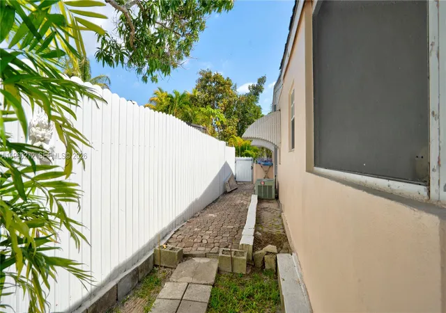 Homes for sale in North Miami Beach, FL | 15700 Ne 15th Pl, North Miami Beach, FL 33162 | MLS# A11960272