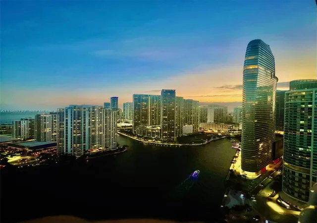 2nd image of 475 Brickell Ave, Miami, FL 33131