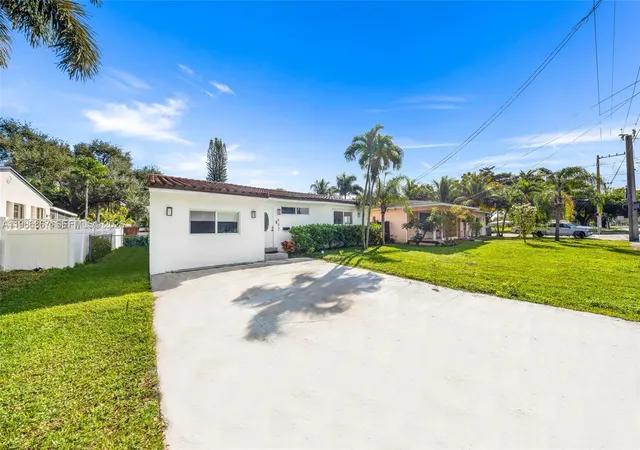 3rd image of 907 N Park Rd, Hollywood, FL 33021 | MLS# A11966867