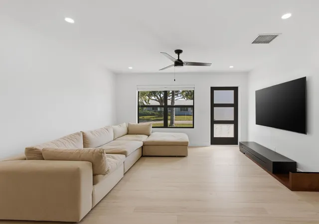 4th image of 19124 Se Fearnley Dr, Jupiter, FL 33469 | MLS# R11164575