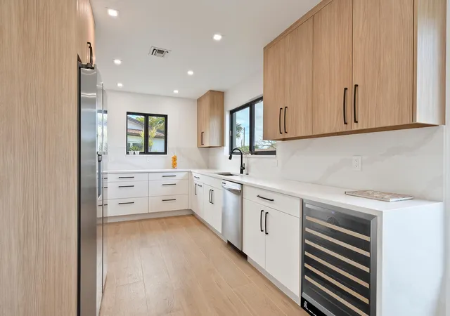 Photo 3 of Single family home for sale at 1320 S Deerfield Ave, Deerfield Beach, FL 33441 | MLS# R11164906 | Listing updated on 2026-09-23