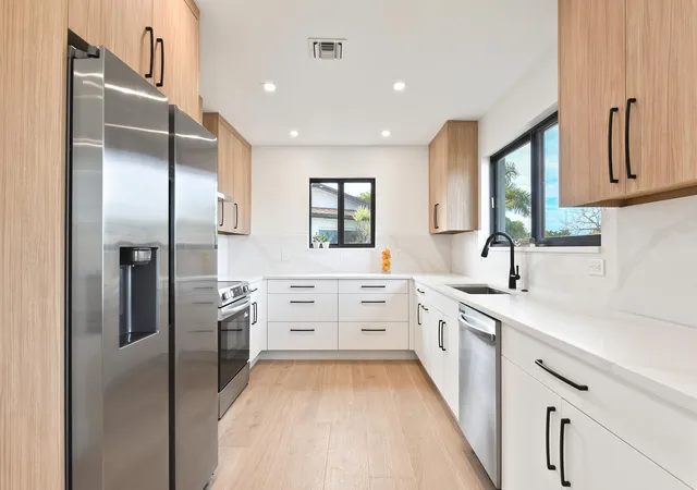 Photo 4 of Single family home for sale at 1320 S Deerfield Ave, Deerfield Beach, FL 33441 | MLS# R11164906 | Listing updated on 2026-09-23