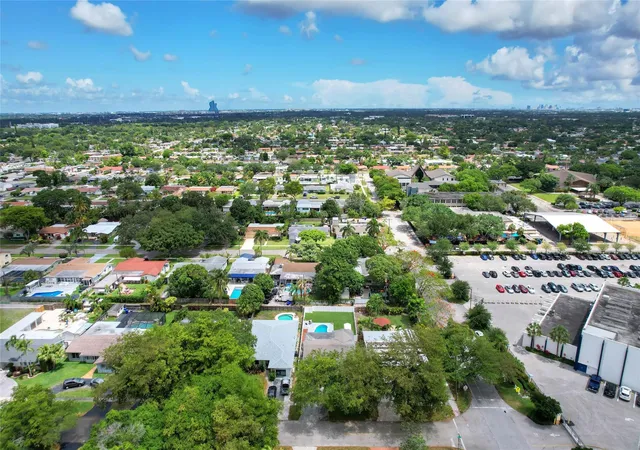 Photo 3 of Single family home for sale at 5311 Pierce St, Hollywood, FL 33021 | MLS# F10553897 | Listing updated on 2026-09-23