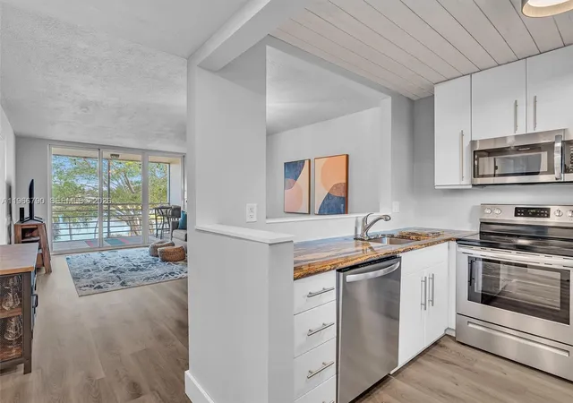 3rd image of 9340 Lagoon Pl, Davie, FL 33324