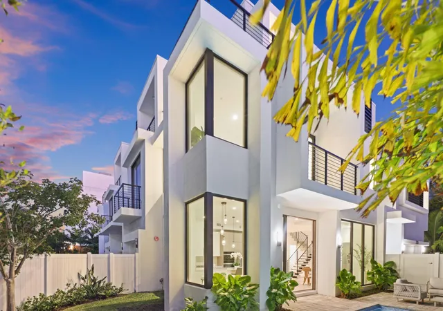 2nd image of 201 Se 4th Ave, Delray Beach, FL 33483 | MLS# R11165479