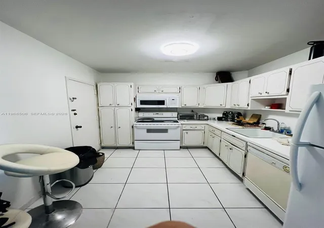 3rd image of 500 Bayview Dr #1417, Sunny Isles Beach, FL 33160 | MLS# A11968506