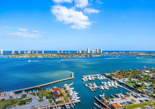 4th image of 220 Lake Shore Dr #2202, West Palm Beach, FL 33403 | MLS# R11165557