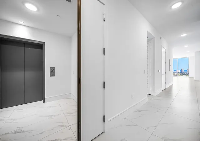 5th image of 220 Lake Shore Dr #2202, West Palm Beach, FL 33403 | MLS# R11165557