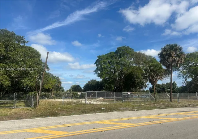 2nd image of 2541 Sw 36th St, Fort Lauderdale, FL 33312 | MLS# A11969685