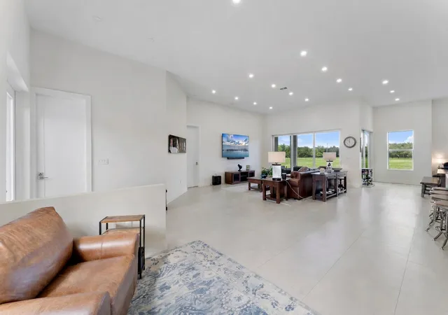 3rd image of 19921 Skyhawk Ln, Loxahatchee, FL 33470 | MLS# R11165834