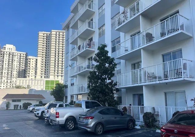 4th image of 16465 Ne 22Nd Ave #514, North Miami Beach, FL 33160 | MLS# A11967460