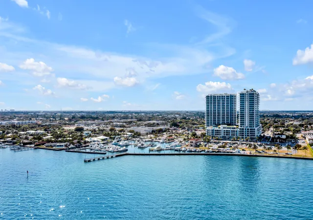 3rd image of 220 Lake Shore Dr #502, West Palm Beach, FL 33403 | MLS# R11165954