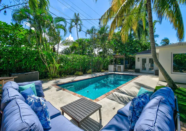 3rd image of 106 Windsor Rd E, Jupiter, FL 33469 | MLS# R11166066