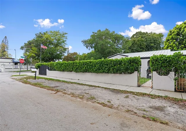 5th image of 700 Sw 44Th Pl, Coral Gables, FL 33134 | MLS# A11970932