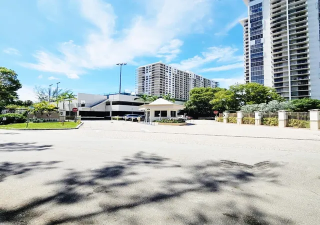 2nd image of 18151 Ne 31st Ct #906, North Miami Beach, FL 33160 | MLS# A11971387