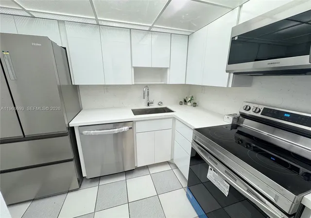 2nd image of 2899 Collins Ave #740, Miami Beach, FL 33140 | MLS# A11969693