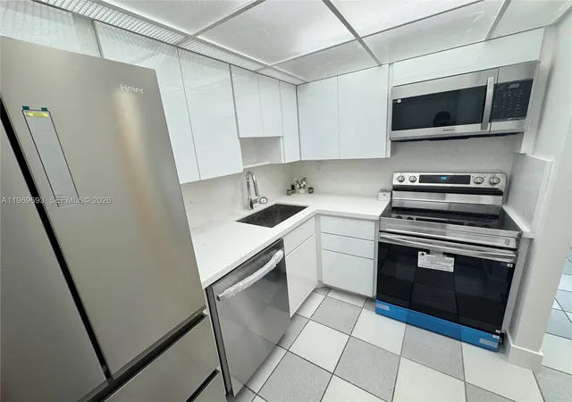 3rd image of 2899 Collins Ave #740, Miami Beach, FL 33140 | MLS# A11969693