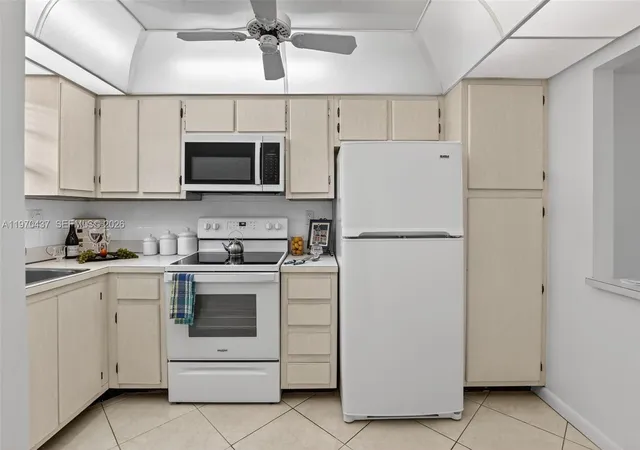 3rd image of 3300 W Rolling Hills Cir #302, Davie, FL 33328 | MLS# A11970437