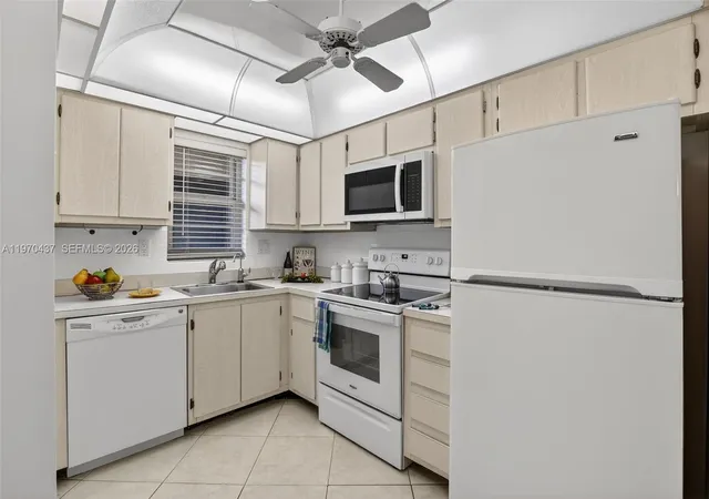4th image of 3300 W Rolling Hills Cir #302, Davie, FL 33328 | MLS# A11970437