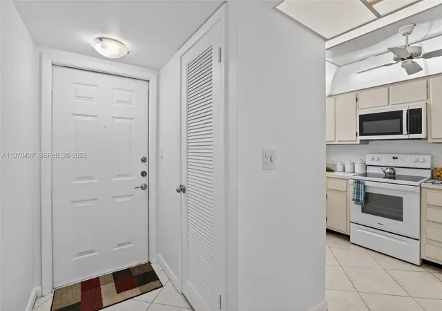 5th image of 3300 W Rolling Hills Cir #302, Davie, FL 33328 | MLS# A11970437