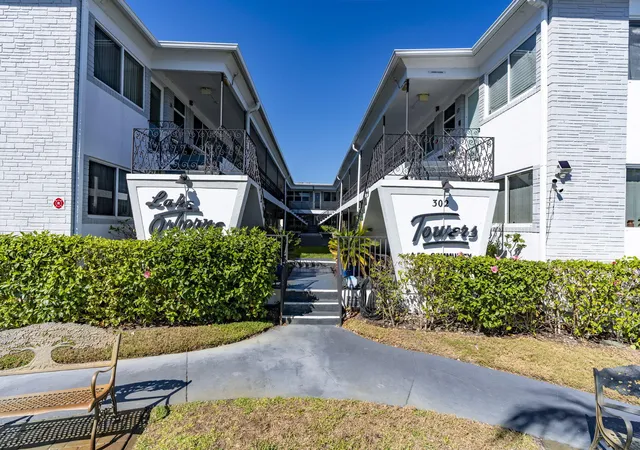 1st image of 302 Lake Osborne Dr #5, Lake Worth Beach, FL 33461 | MLS# R11166888