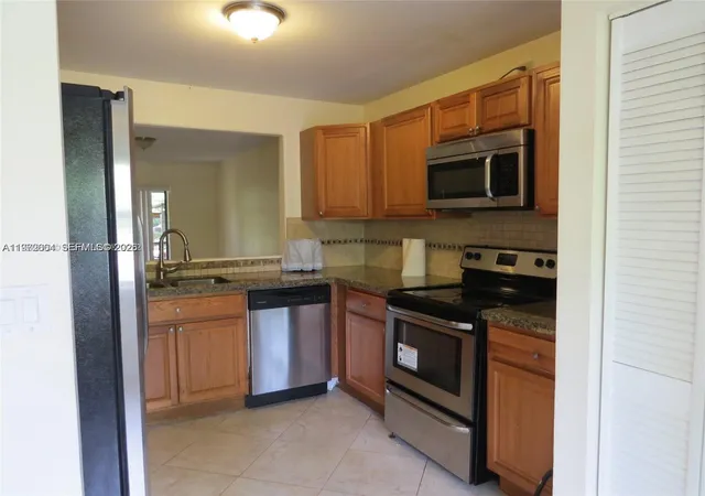 4th image of 216 Lakeside Cir, Sunrise, FL 33326 | MLS# A11972604