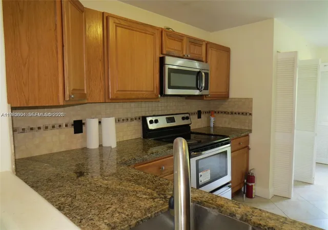 5th image of 216 Lakeside Cir, Sunrise, FL 33326 | MLS# A11972604