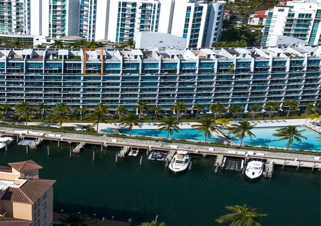2nd image of 2950 Ne 188Th St #534, Miami, FL 33180 | MLS# A11972672