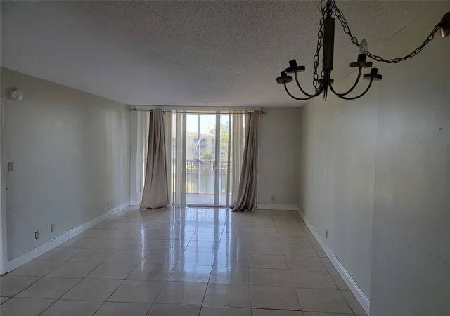 Listing Photo 4 - Condo for sale in building located at 3121 Nw 47Th Ter, Lauderdale Lakes, FL 33319 - Unit #403