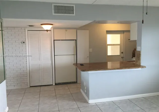 5th image of 901 S Surf Rd #402, Hollywood, FL 33019 | MLS# A11973189