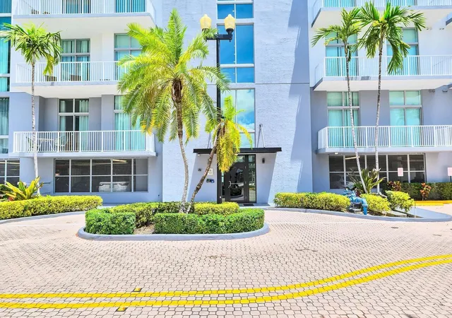 18th image of 2100 E Van Buren St #203, Hollywood, FL 33020 | MLS# F10555045