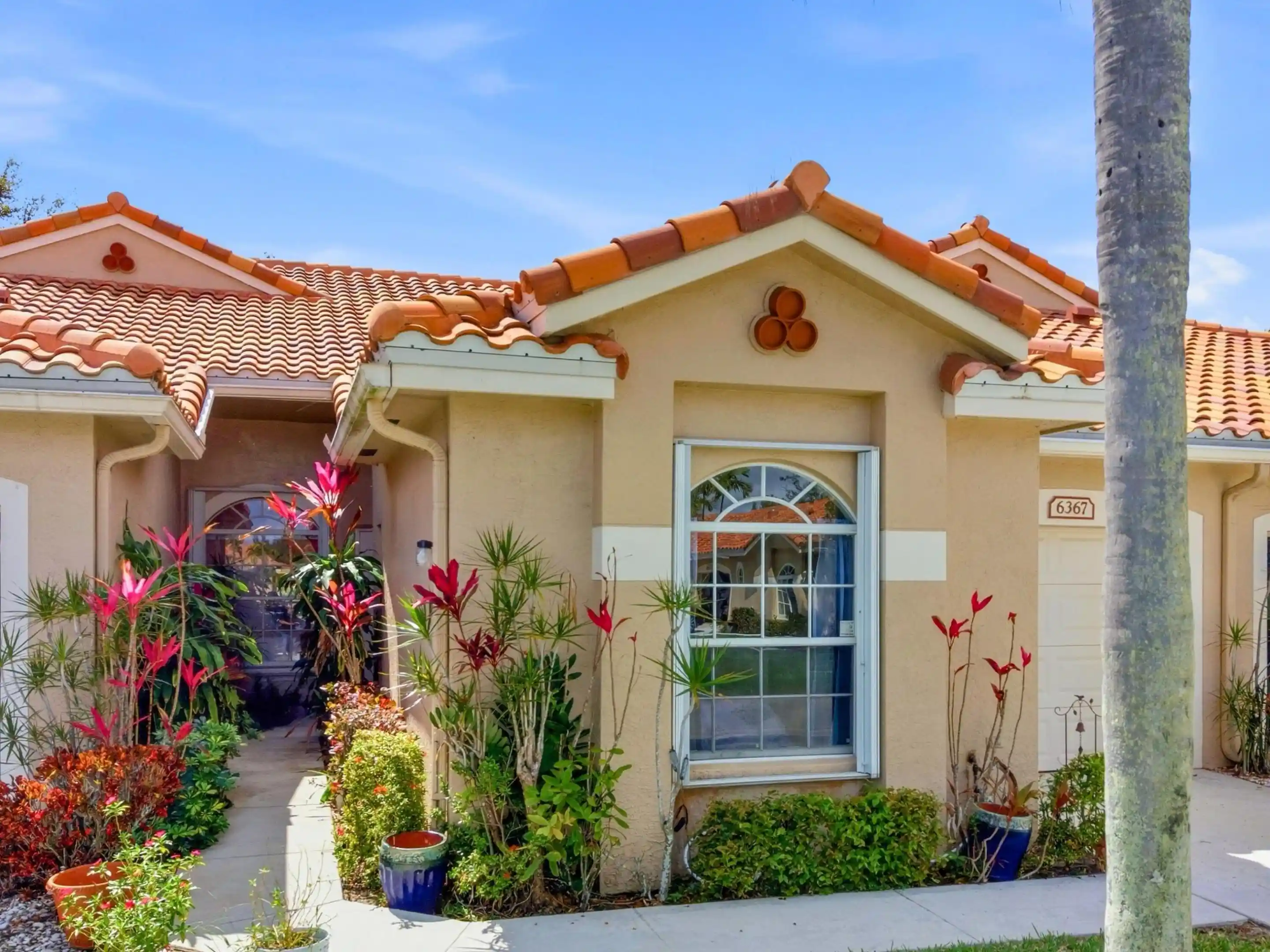 Photo 1 of Sale Pending at 6367 Long Key Ln, Boynton Beach, FL 33472 | MLS# R11167182 | Listing updated on 2026-10-18