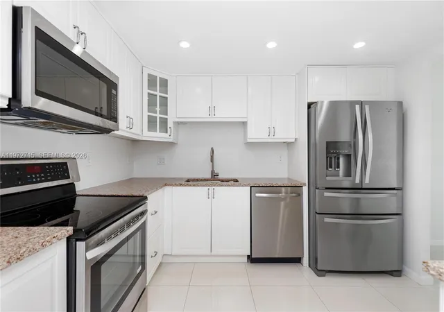 3rd image of 210 Sea Vw Dr, Key Biscayne, FL 33149