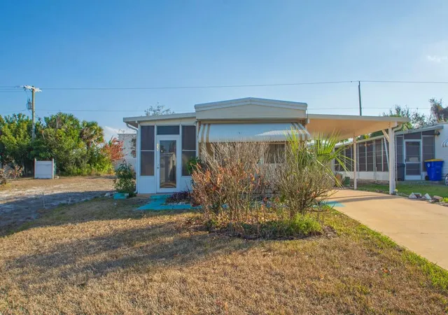 Photo 3 of Manufactured home for sale at 335 Ne Tropicalia Ln, Jensen Beach, FL 34957 | MLS# R11167408 | Listing updated on 2026-09-23