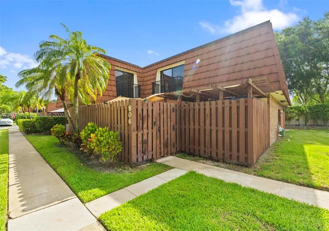 1st image of 806 Sw 119th Wy, Davie, FL 33325 | MLS# A11974348