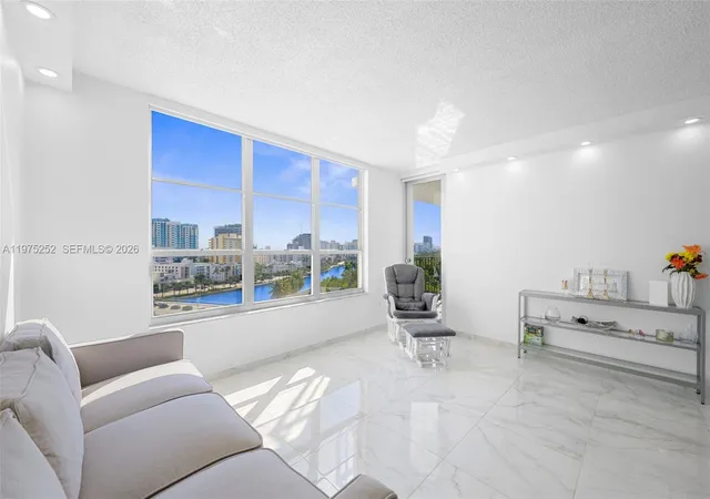 4th image of 4101 Pine Tree Dr #919, Miami Beach, FL 33140 | MLS# A11975252