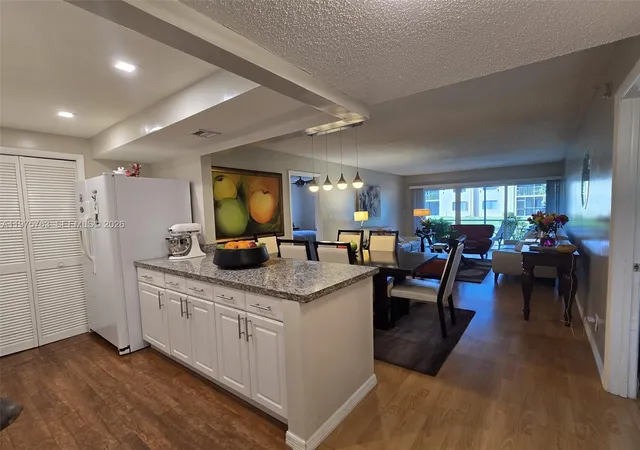 2nd image of 140 Lakeview Dr #111, Weston, FL 33326 | MLS# A11975763