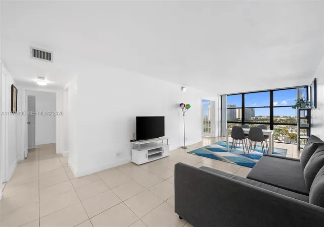 3rd image of 1000 Parkview Dr #1001, Hallandale Beach, FL 33009 | MLS# A11975305