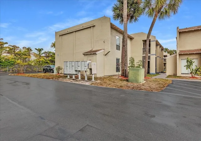 Listing Photo 2 - Condo for sale in Cross Creek Condominiums located at 1500 N Congress Ave, West Palm Beach, FL 33401 - Unit #C31
