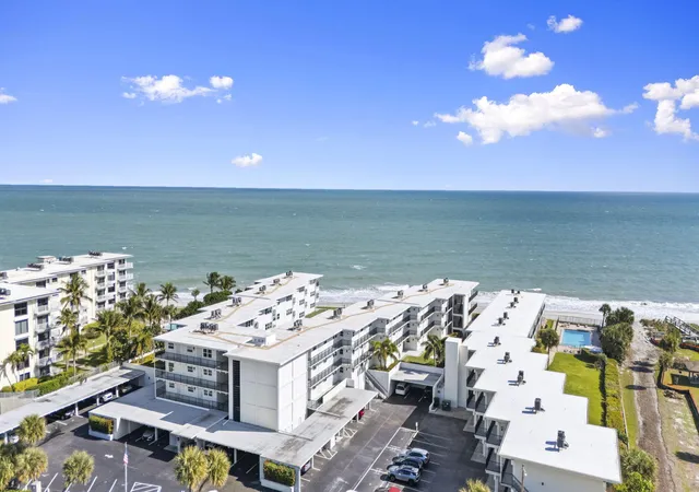 Listing Photo 5 - Condo for sale in building located at 4410 Jimmy Buffett Mem Hwy, Vero Beach, FL 32963 - Unit #204