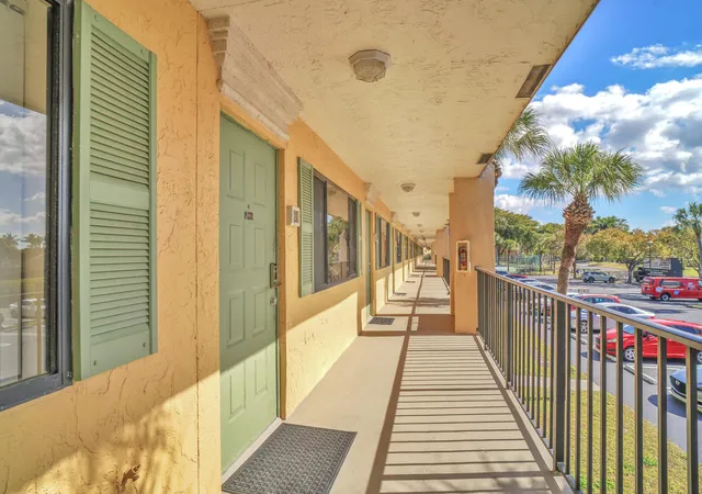 2nd image of 1423 Meadows Cir W, Boynton Beach, FL 33436 | MLS# R11168669