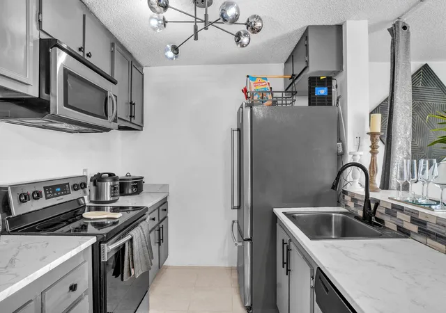 3rd image of 1423 Meadows Cir W, Boynton Beach, FL 33436 | MLS# R11168669