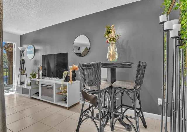 5th image of 1423 Meadows Cir W, Boynton Beach, FL 33436 | MLS# R11168669