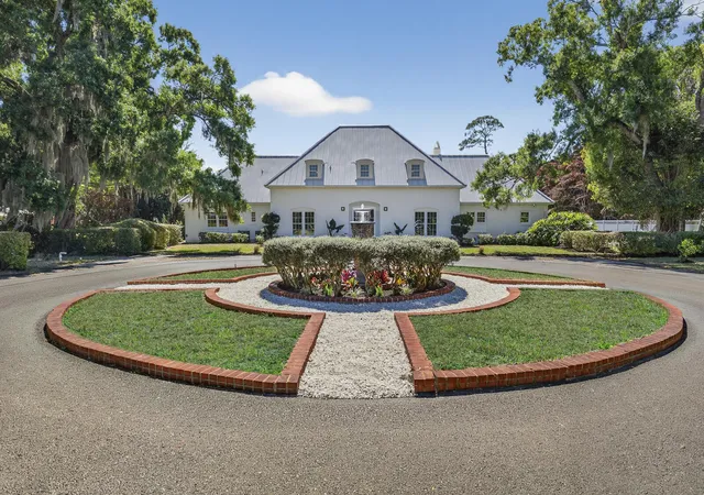 Photo 2 of Mansion for sale at 4945 16th Street, Vero Beach, FL 32966 | MLS# R11168915 | Listing updated on 2026-10-01