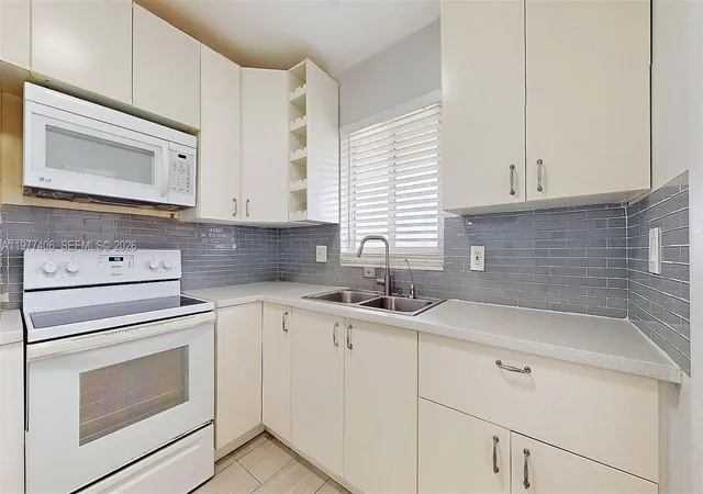 4th image of 5300 Washington St #D303, Hollywood, FL 33021 | MLS# A11977406
