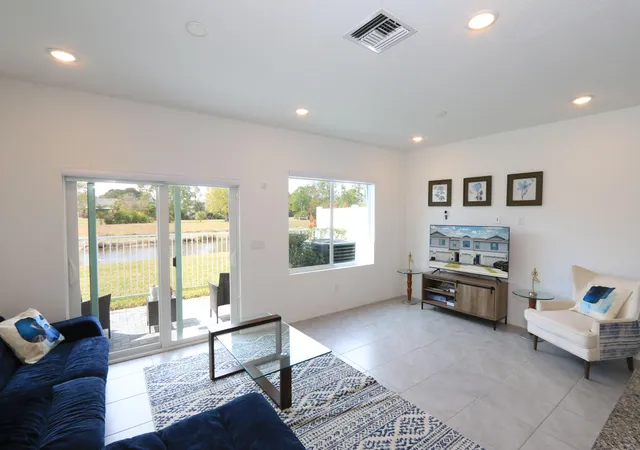 4th image of 656 Ne Waters Edge Ln, Port Saint Lucie, FL 34983 | MLS# R11169256