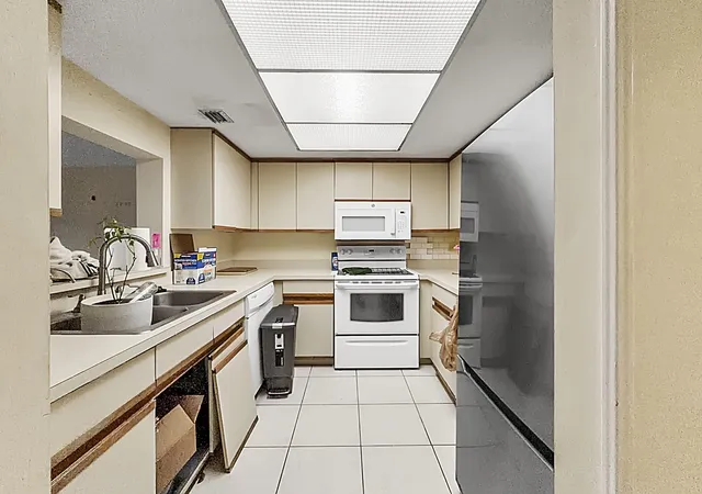 Listing Photo 4 - Condo for sale in building located at 65 Deer Creek Rd, Deerfield Beach, FL 33442 - Unit #H206