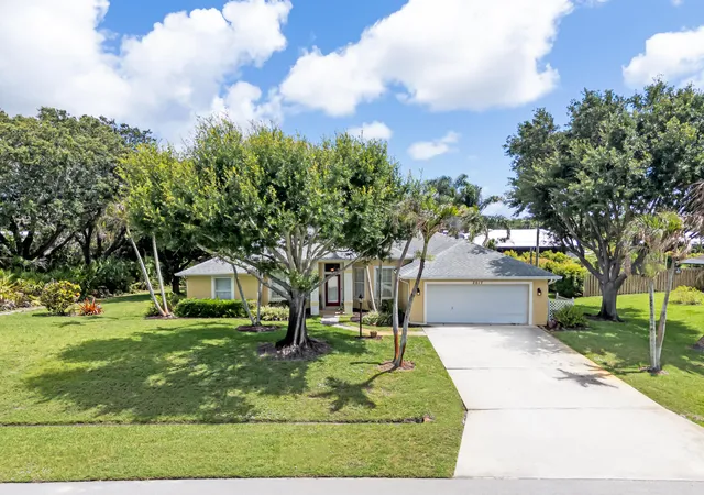 3rd image of 2017 Se Allamanda Dr, Port St Lucie, FL 34952 | MLS# R11169841