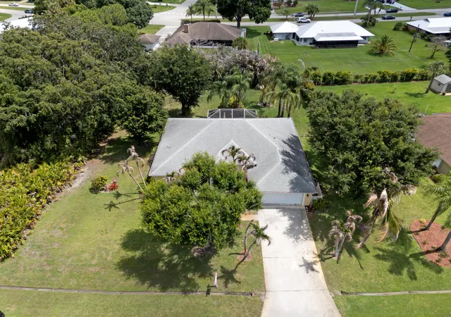 4th image of 2017 Se Allamanda Dr, Port St Lucie, FL 34952 | MLS# R11169841