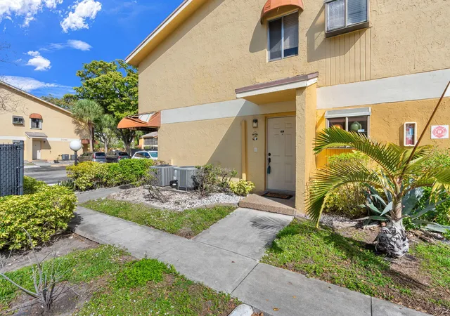 Photo 2 of Condo for sale at 3053 N Oakland Forest Dr #102, Oakland Park, FL 33309 | MLS# F10556794 | Listing updated on 2026-10-10